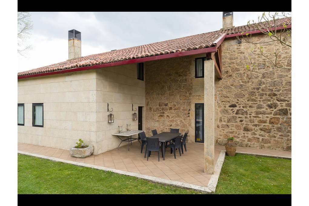 5 bedroom Villa for sale in Teo with pool garage - € 480,000 (Ref: 8912417)