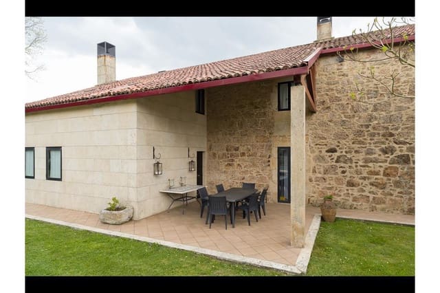 5 bedroom Villa for sale in Teo with pool garage - € 480,000 (Ref: 8912417)