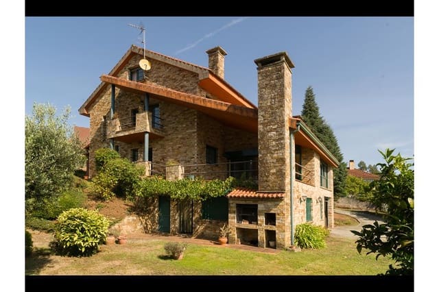 6 bedroom Villa for sale in Teo with garage - € 660,000 (Ref: 9237299)