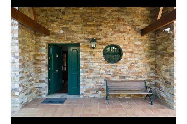 6 bedroom Villa for sale in Teo with garage - € 660,000 (Ref: 9237299)