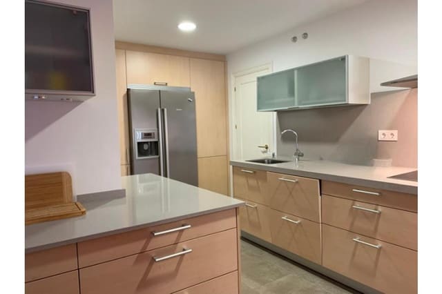 Piso de 4 habitaciones en Santiago de Compostela en venta con garaje - 975.000 € (Ref: 9471705)