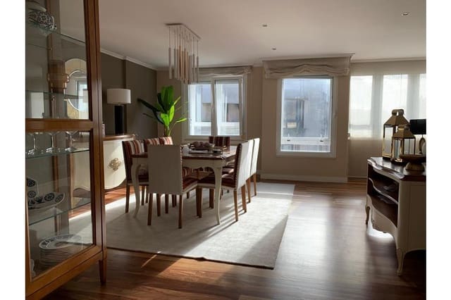 Piso de 4 habitaciones en Santiago de Compostela en venta con garaje - 975.000 € (Ref: 9471705)