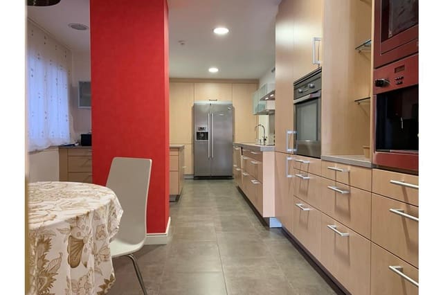 Piso de 4 habitaciones en Santiago de Compostela en venta con garaje - 975.000 € (Ref: 9471705)