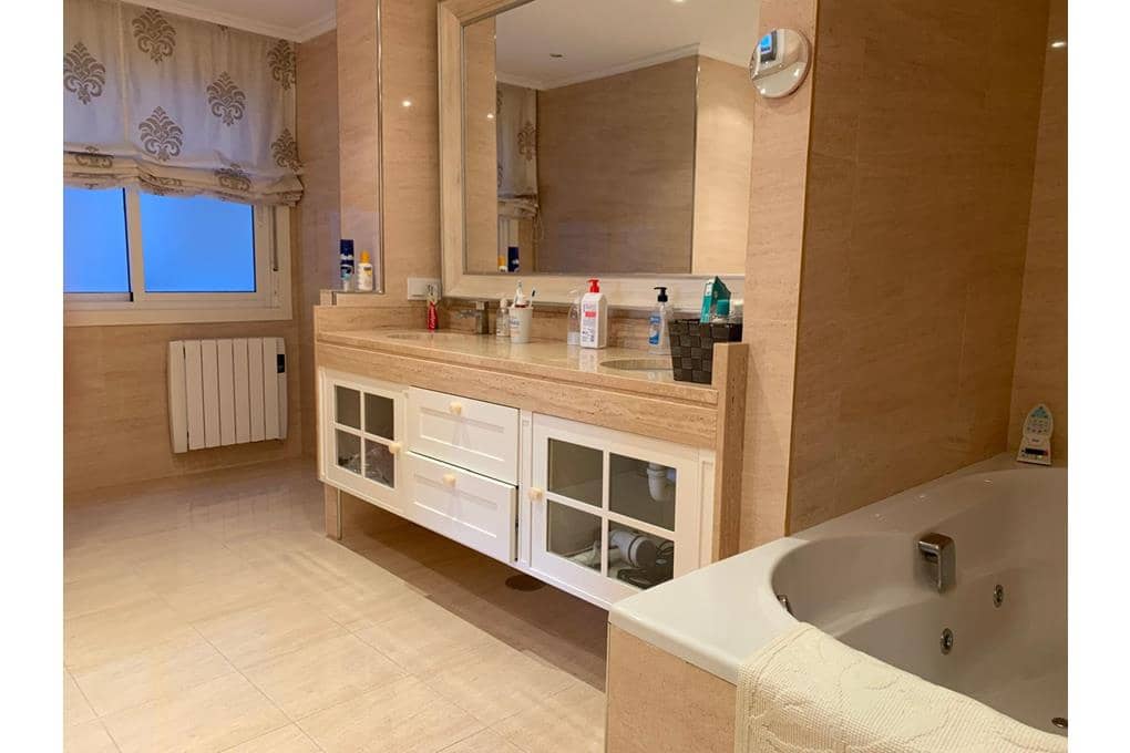 4 sovrum Lägenhet till salu i Santiago de Compostela med garage - 975 000 € (Ref: 9471705)