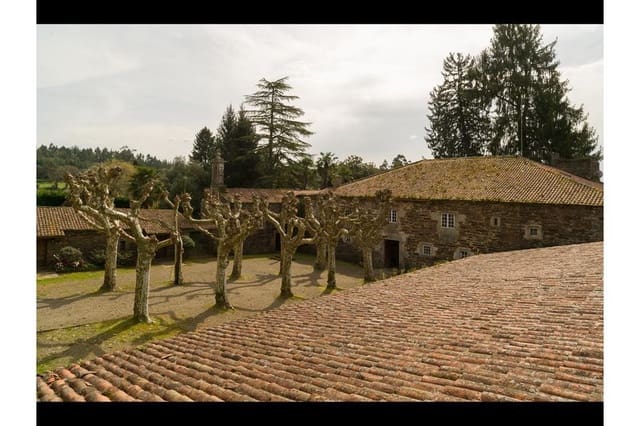 14 quarto Casa em Banda para venda em Touro com garagem - 2 900 000 € (Ref: 9714046)