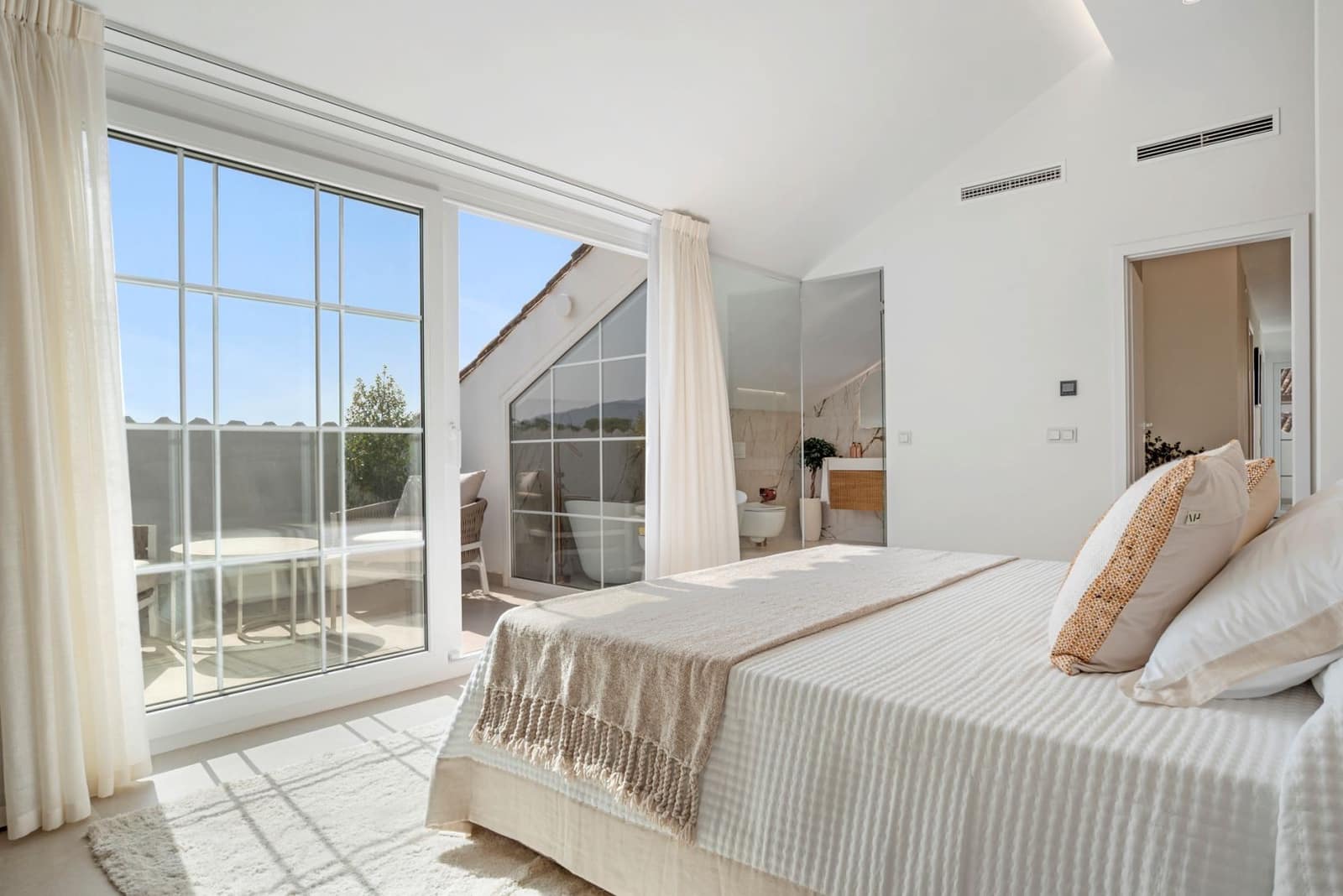 5 bedroom Apartment for sale in Nueva Andalucia with pool garage - € 1,795,000 (Ref: 10033131)