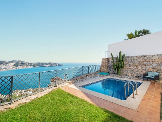 Villa de 4 dormitorios en venta en La Herradura con piscina - 795,000 € - Olive Press News España