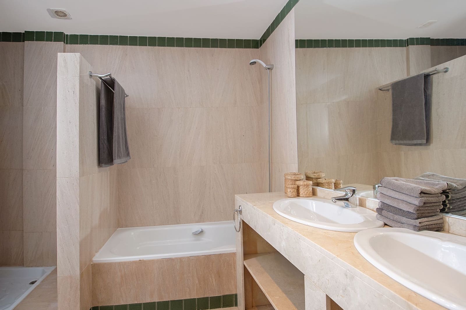 4 soveværelse Villa til salg i La Herradura med swimmingpool garage - € 925.000 (Ref: 8803937)