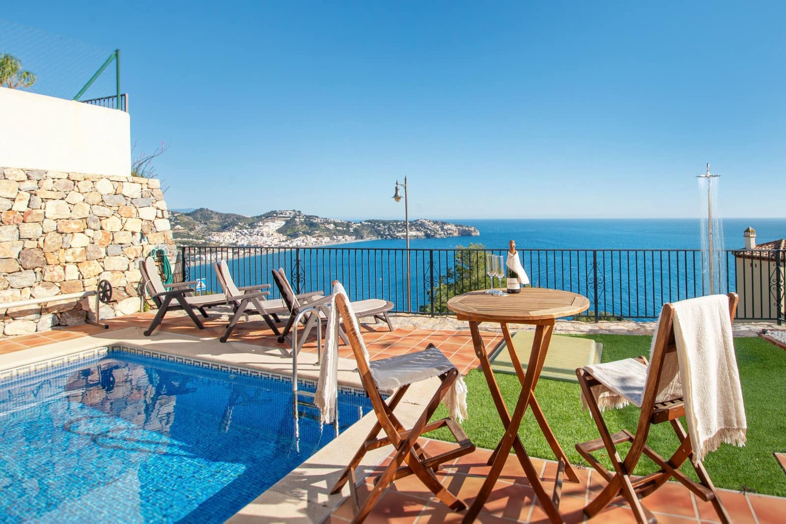 Chalet de 4 habitaciones en La Herradura en venta con piscina garaje - 795.000 € (Ref: 8803937)