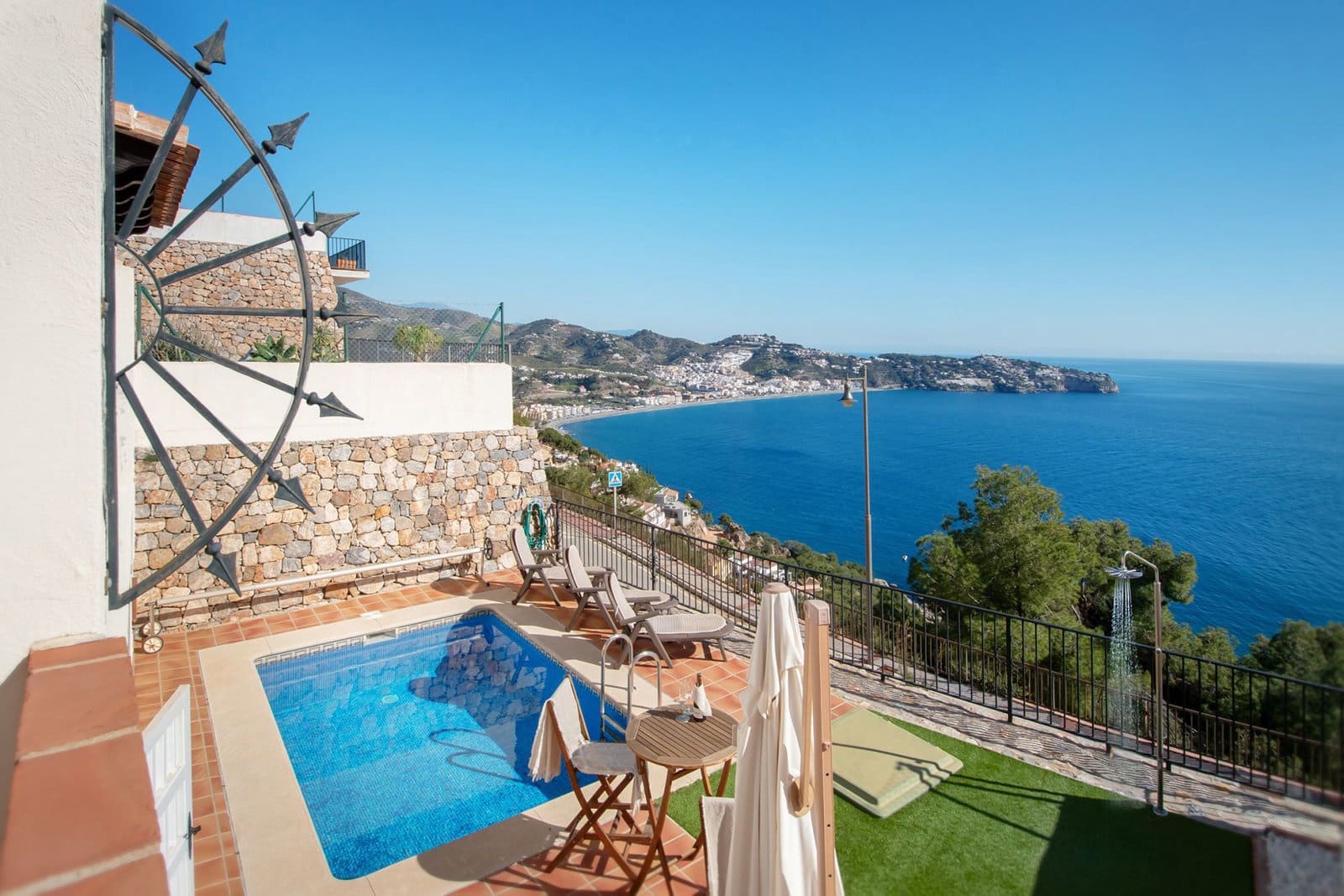 Chalet de 4 habitaciones en La Herradura en venta con piscina garaje - 795.000 € (Ref: 8803937)