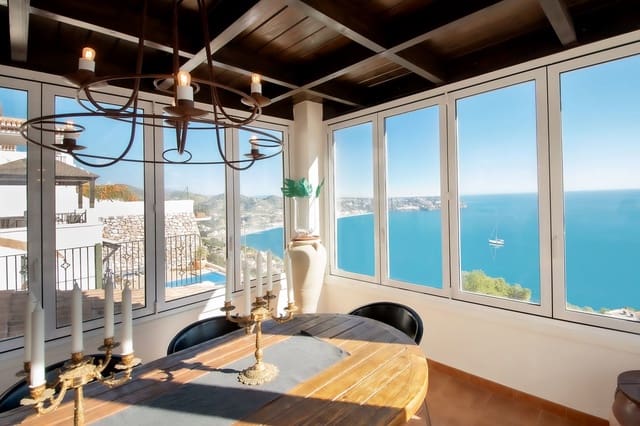 Chalet de 4 habitaciones en La Herradura, Almuñécar en venta con piscina garaje - 795.000 € (Ref: 8803937)