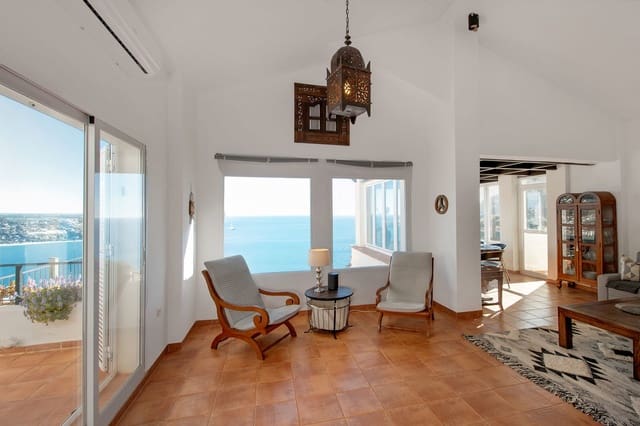 Chalet de 4 habitaciones en La Herradura, Almuñécar en venta con piscina garaje - 795.000 € (Ref: 8803937)