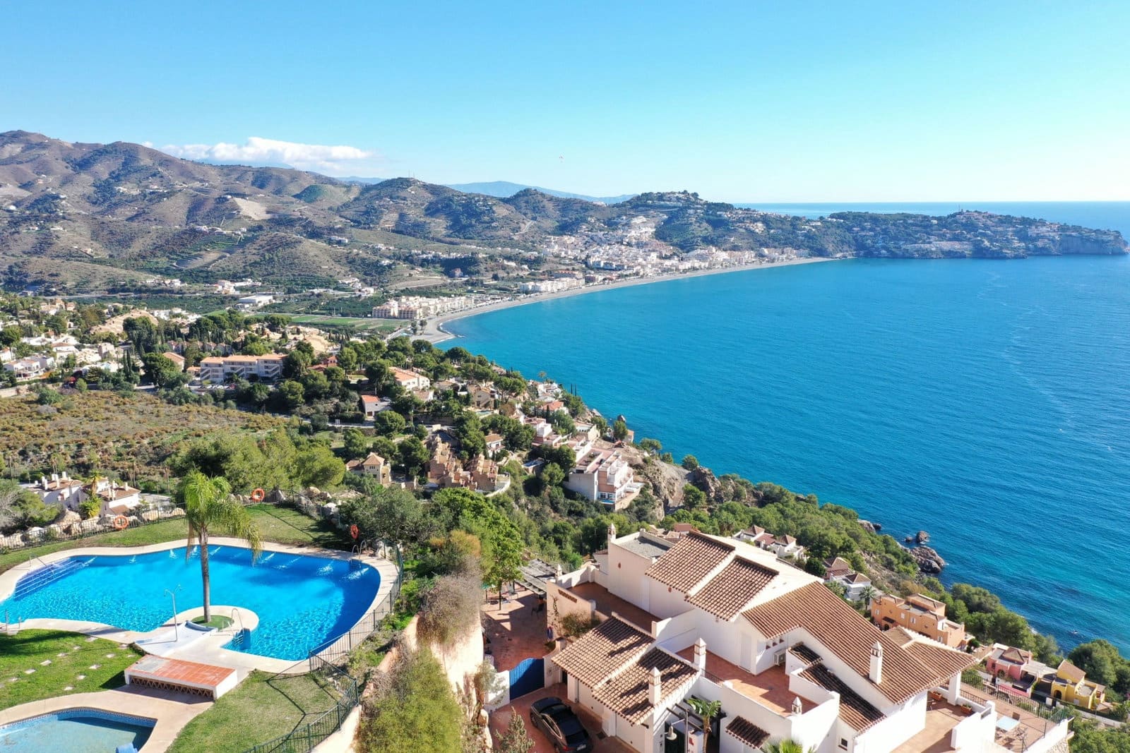 Chalet de 4 habitaciones en La Herradura en venta con piscina garaje - 795.000 € (Ref: 8803937)