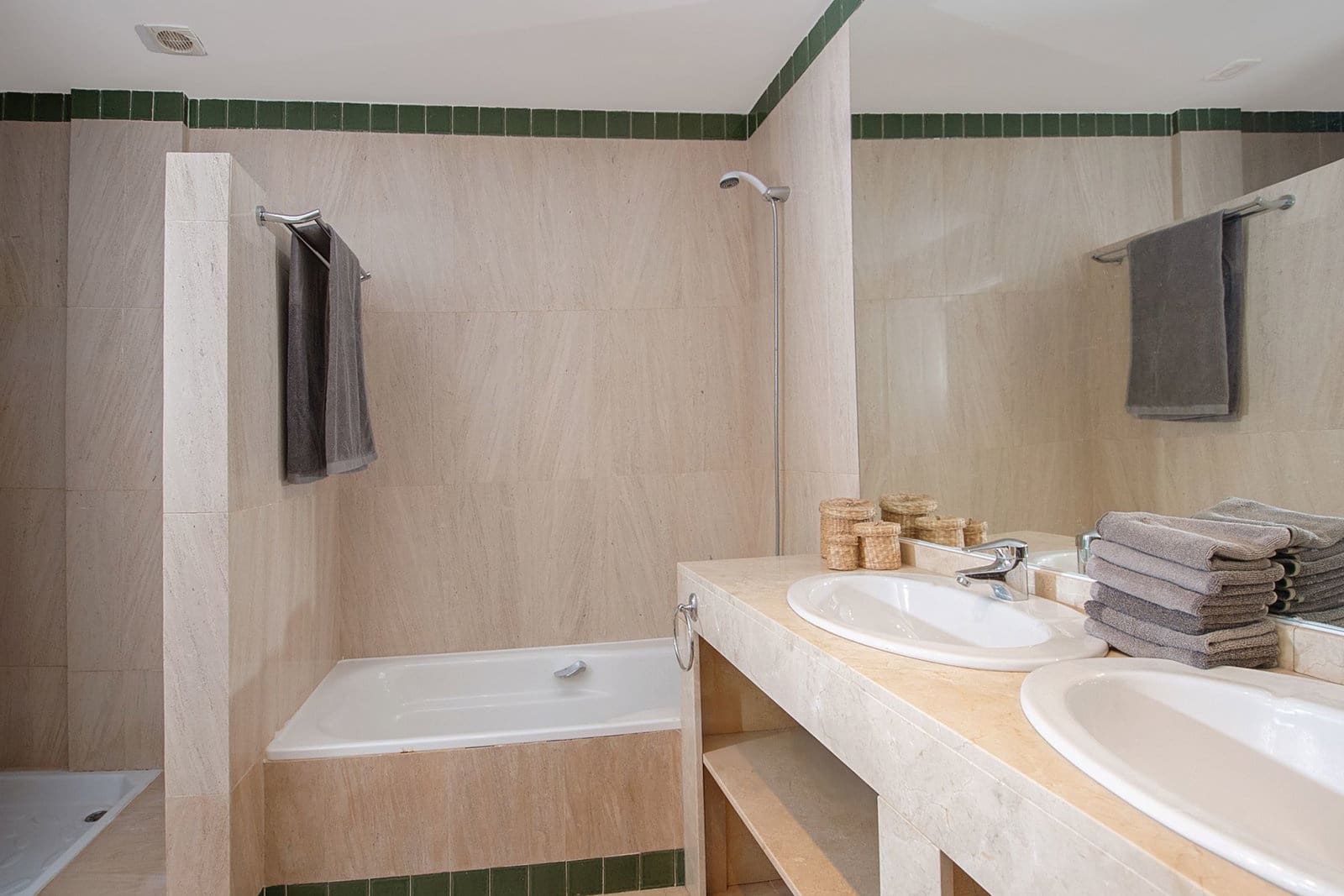 Chalet de 4 habitaciones en La Herradura en venta con piscina garaje - 795.000 € (Ref: 8803937)