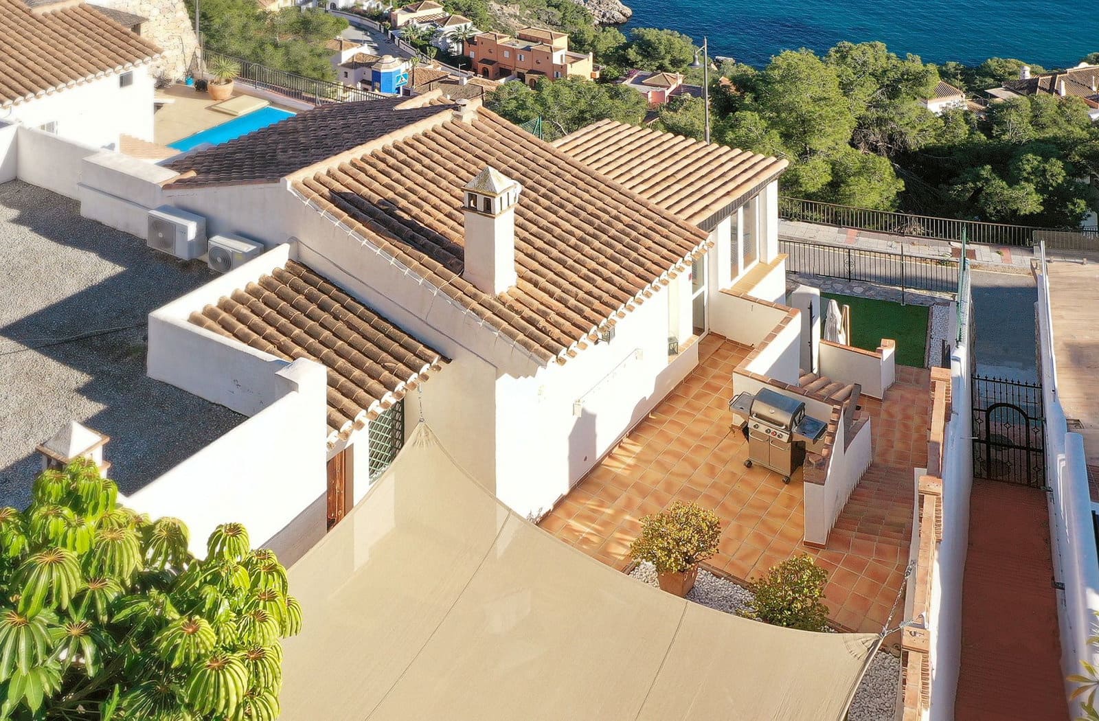 Chalet de 4 habitaciones en La Herradura en venta con piscina garaje - 795.000 € (Ref: 8803937)