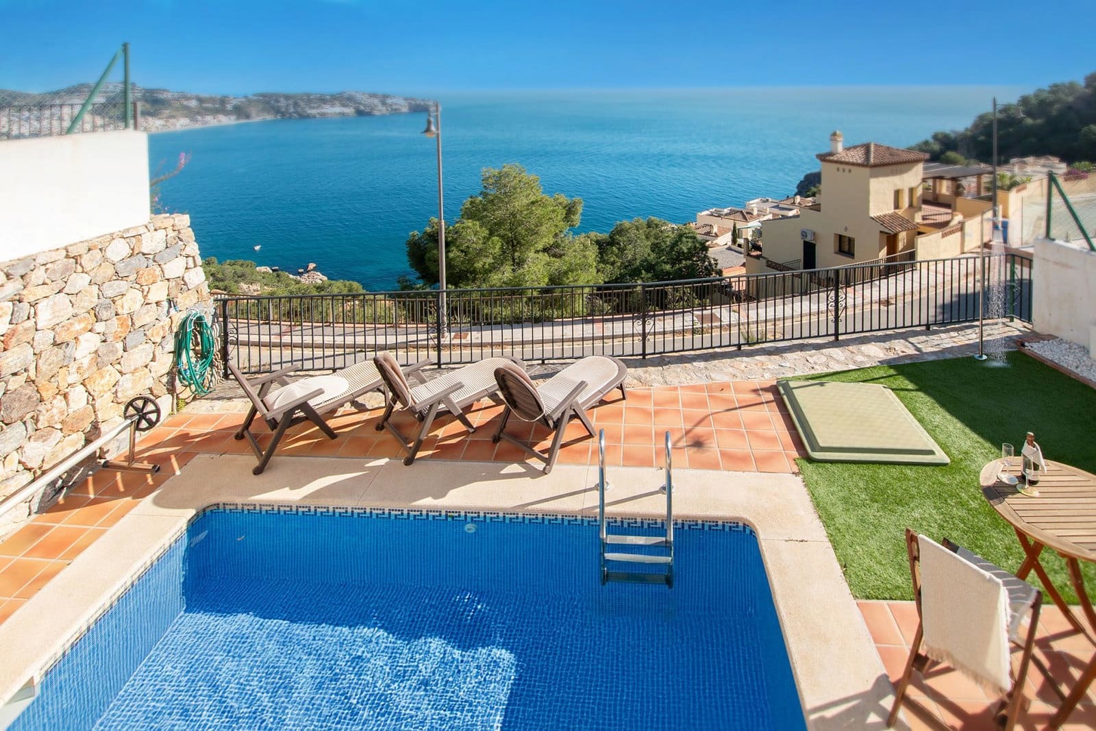 Chalet de 4 habitaciones en La Herradura en venta con piscina garaje - 795.000 € (Ref: 8803937)