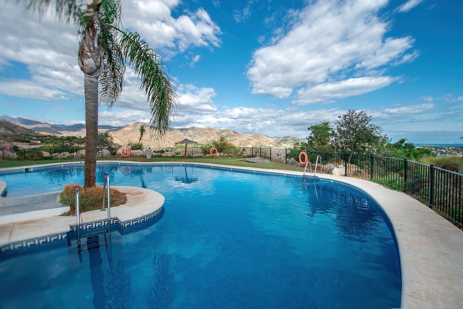 Chalet de 4 habitaciones en La Herradura en venta con piscina garaje - 795.000 € (Ref: 8803937)