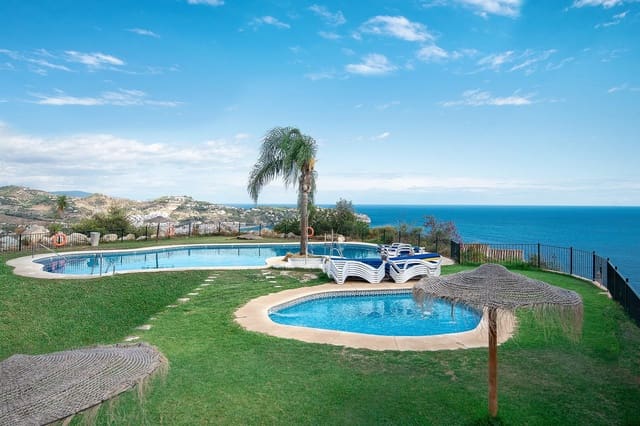 Chalet de 4 habitaciones en La Herradura, Almuñécar en venta con piscina garaje - 795.000 € (Ref: 8803937)