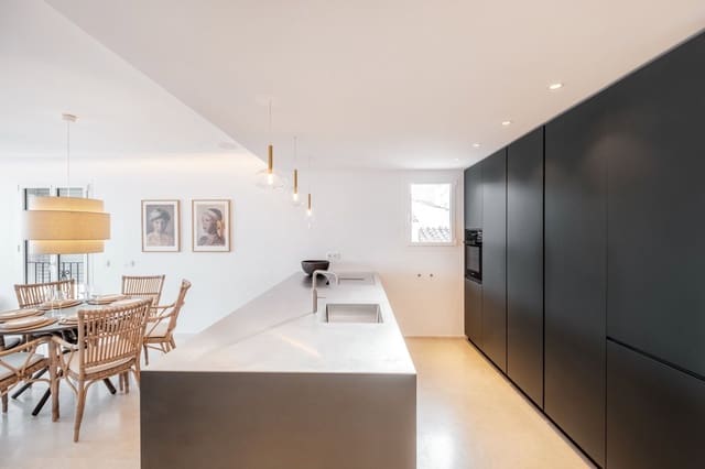 Apartamento de 2 habitaciones en Puerto Banus, Marbella en venta con garaje - 1.200.000 € (Ref: 9727667)