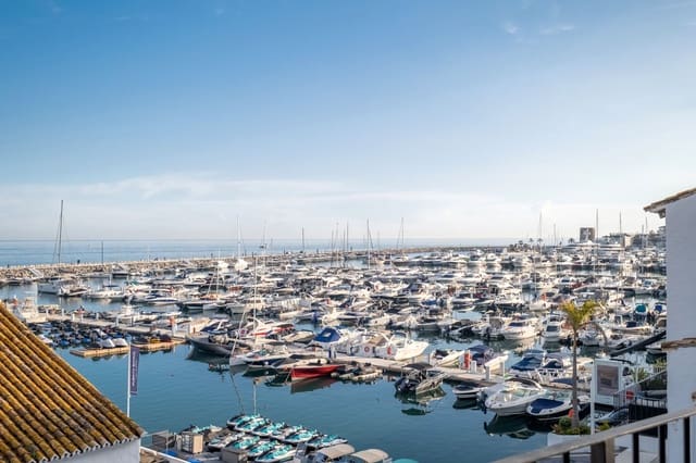 Apartamento de 2 habitaciones en Puerto Banus, Marbella en venta con garaje - 1.200.000 € (Ref: 9727667)