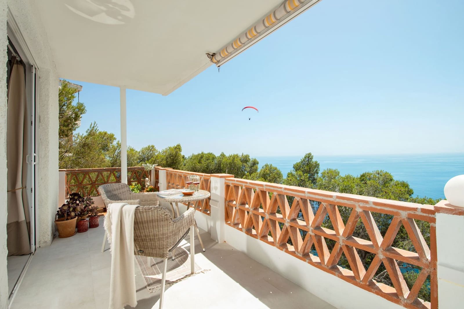 2 Zimmer Villa zu verkaufen in La Herradura mit Pool Garage - 595.000 € (Ref: 9899996)