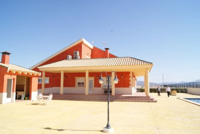 Chalet de 4 habitaciones en Pinoso en venta con piscina - 575.000 € (Ref: 7369988)