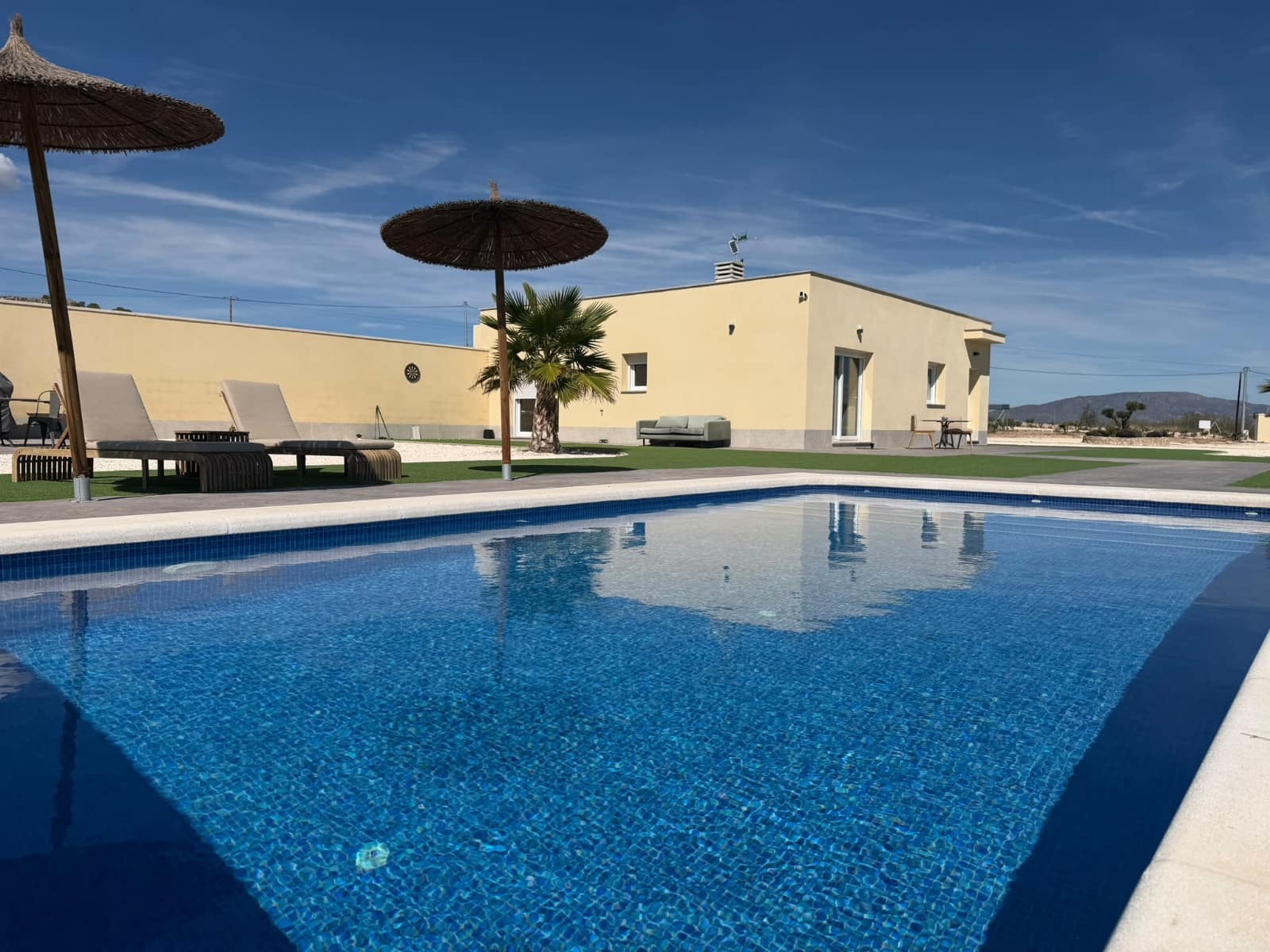 Chalet de 2 habitaciones en Pinoso en venta con piscina - 389.000 € (Ref: 9865938)