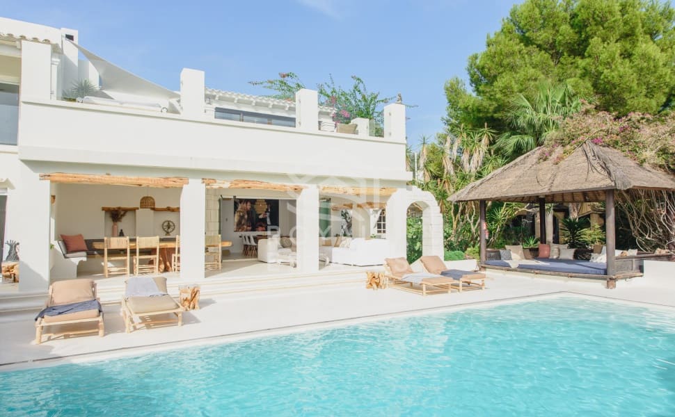 15 bedroom Villa for sale in Santa Eulalia / Santa Eularia - € 6,000,000 (Ref: 8514962)