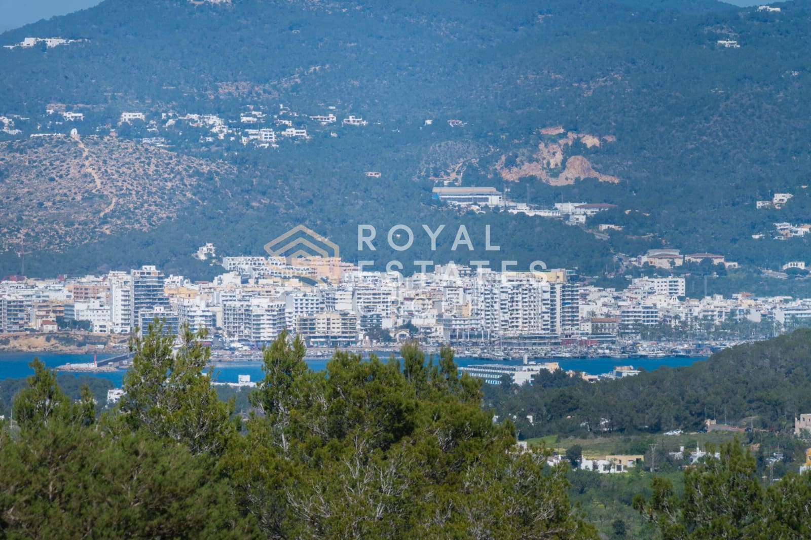 Chalet de 4 habitaciones en Ibiza / Eivissa ciudad en venta - 4.950.000 € (Ref: 9772631)