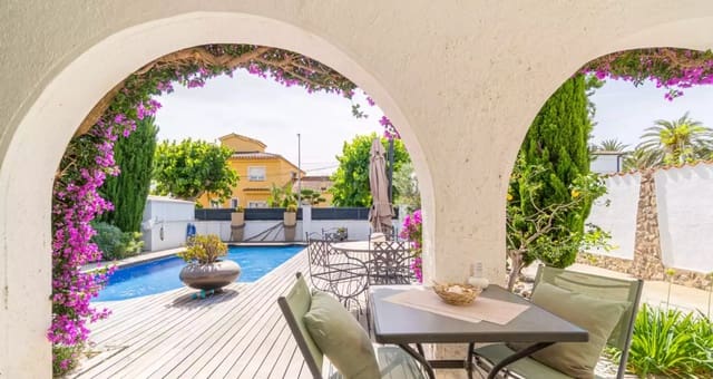 4 slaapkamer Villa te koop in Empuriabrava, Castelló d'Empúries met zwembad garage - € 569.000 (Ref: 10009117)