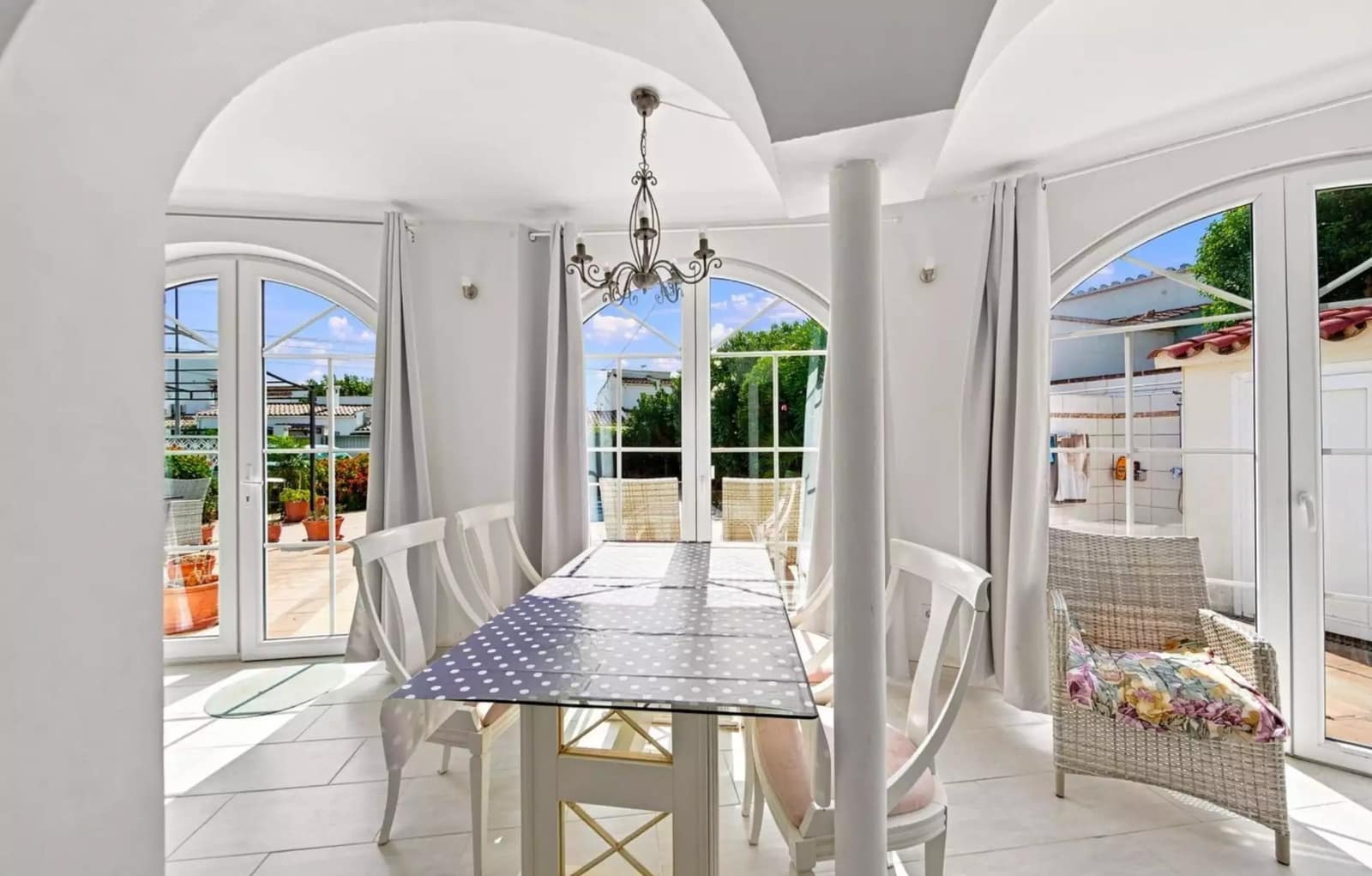 2 sypialnia Willa na sprzedaż w Empuriabrava z basenem garażem - 530 000 € (Ref: 10015605)