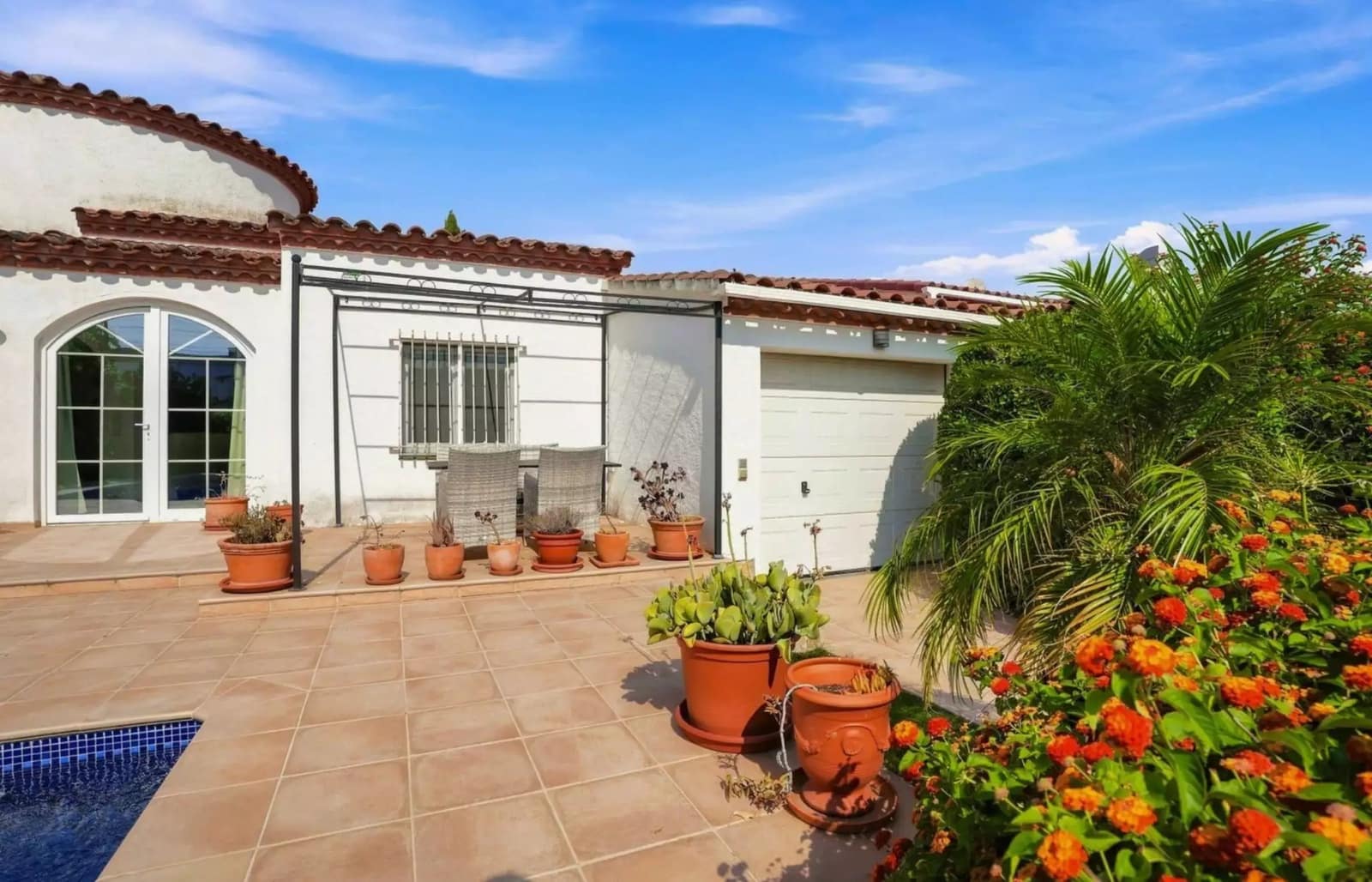 2 sypialnia Willa na sprzedaż w Empuriabrava z basenem garażem - 530 000 € (Ref: 10015605)