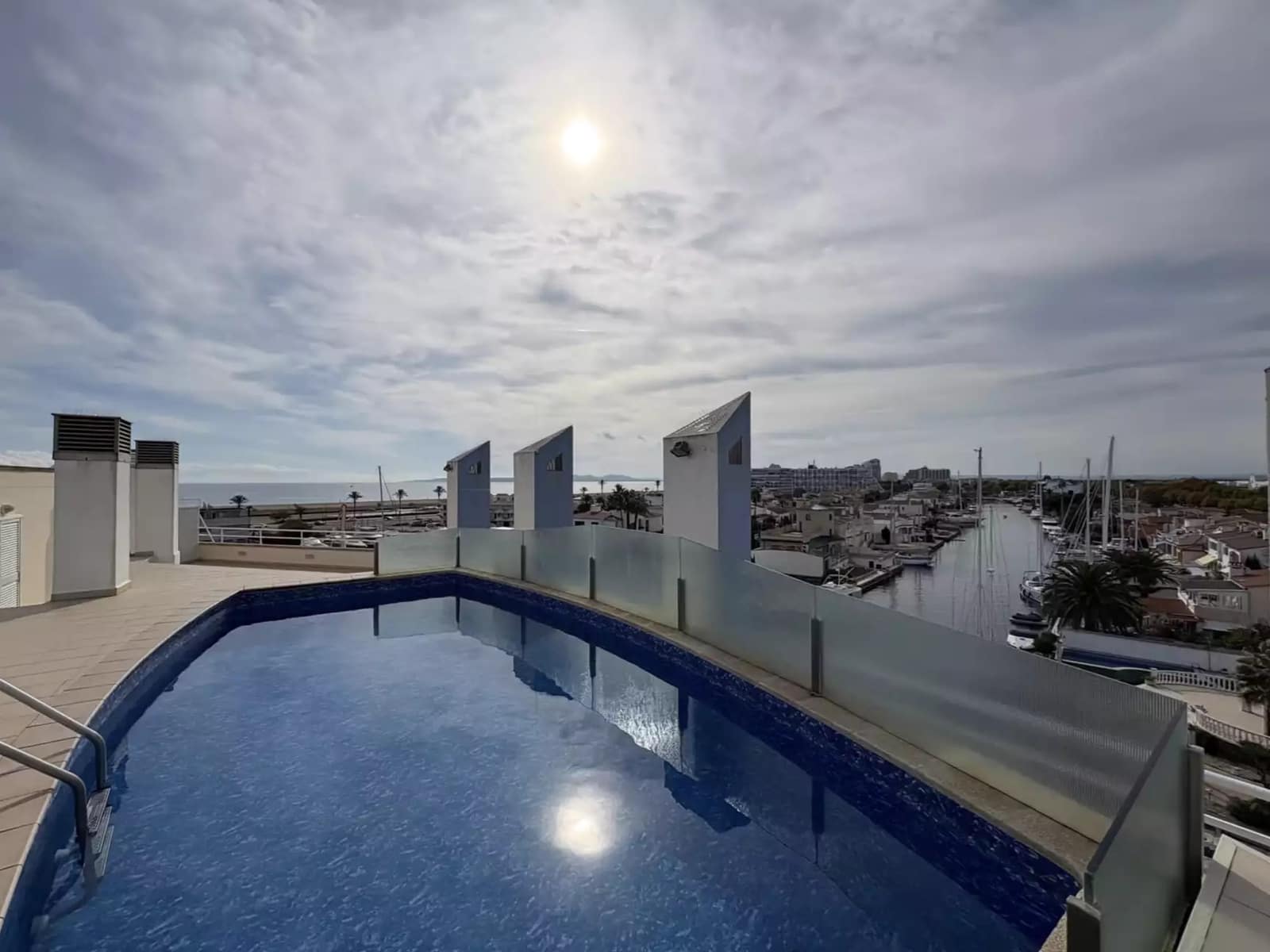 2 soverom Leilighet til salgs i Empuriabrava med garasje - € 450 000 (Ref: 9759196)