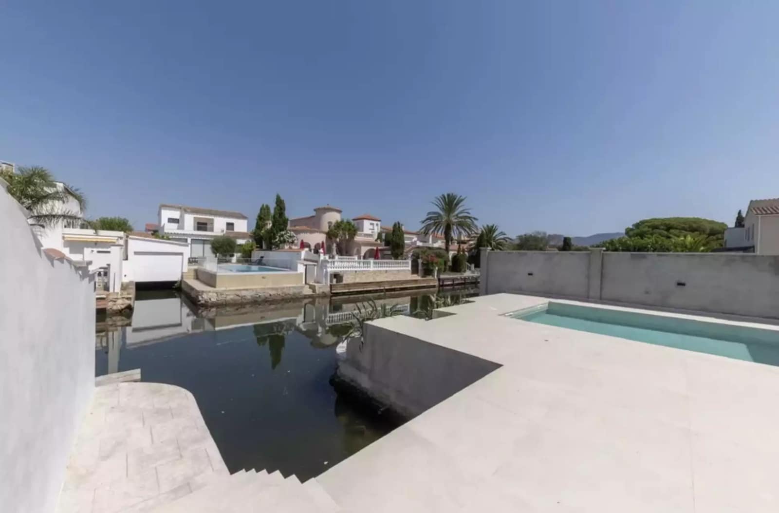 4 soveværelse Villa til salg i Empuriabrava med swimmingpool garage - € 1.290.000 (Ref: 9759198)