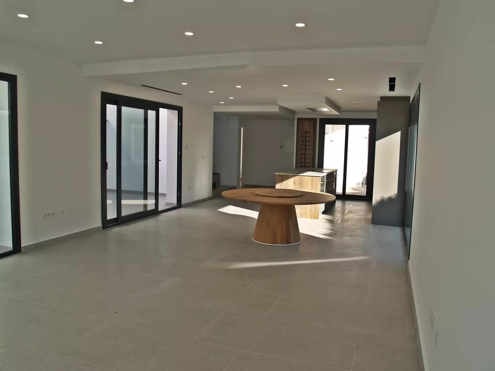 4 sypialnia Willa na sprzedaż w Empuriabrava z basenem garażem - 795 000 € (Ref: 9759199)