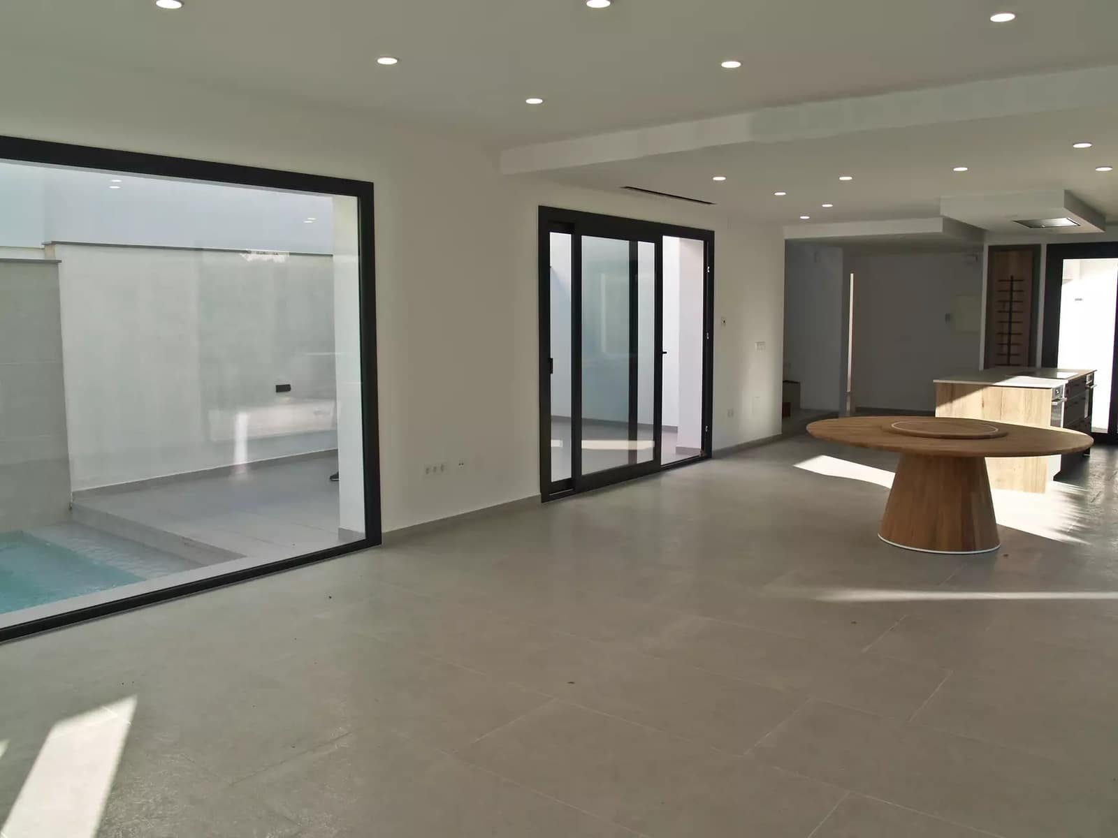 4 sypialnia Willa na sprzedaż w Empuriabrava z basenem garażem - 795 000 € (Ref: 9759199)