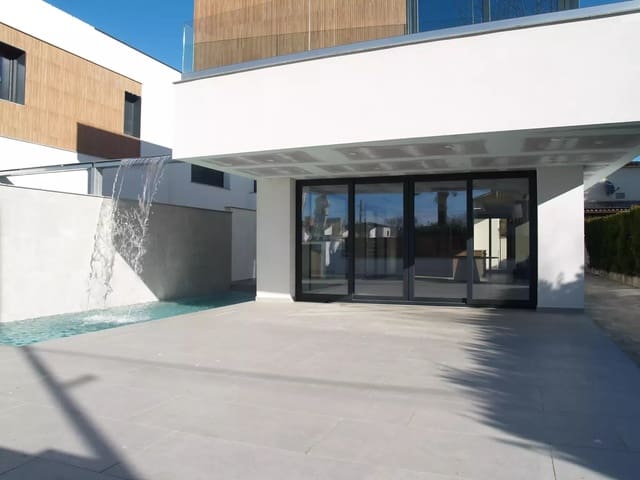 4 soveværelse Villa til salg i Empuriabrava, Castelló d'Empúries med swimmingpool garage - € 795.000 (Ref: 9759199)