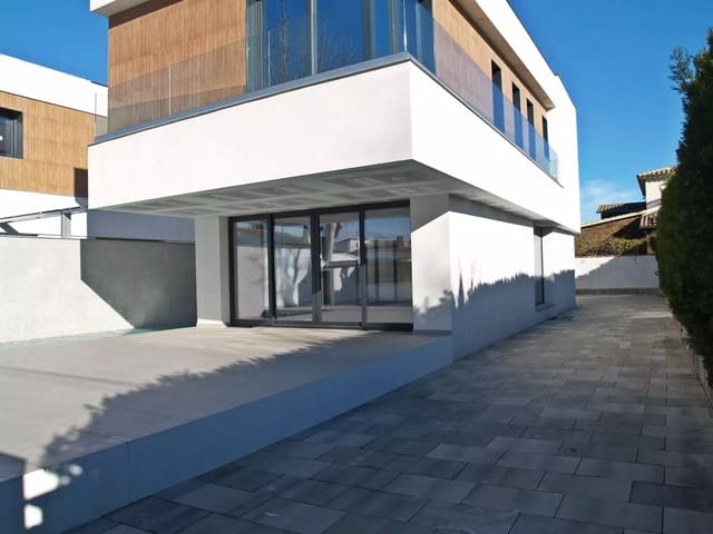 4 soveværelse Villa til salg i Empuriabrava, Castelló d'Empúries med swimmingpool garage - € 795.000 (Ref: 9759199)