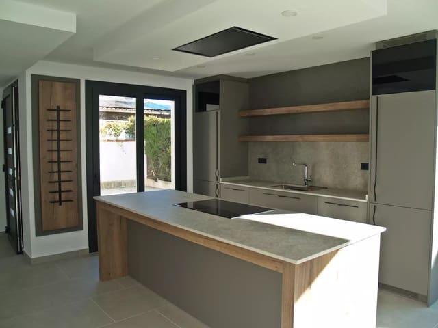 4 soveværelse Villa til salg i Empuriabrava, Castelló d'Empúries med swimmingpool garage - € 795.000 (Ref: 9759199)