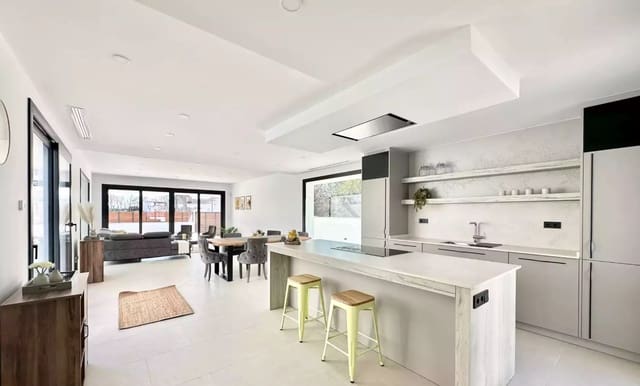 4 chambre Villa/Maison à vendre à Empuriabrava, Castelló d'Empúries avec piscine garage - 795 000 € (Ref: 9759199)