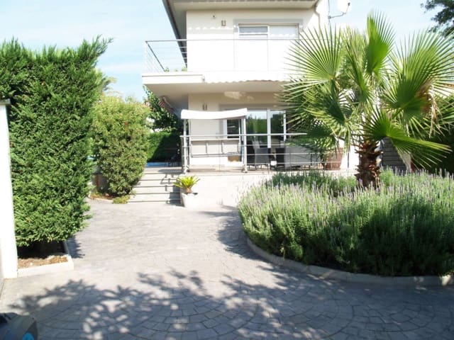 4 soverom Villa til salgs i Empuriabrava, Castelló d'Empúries med svømmebasseng garasje - € 820 000 (Ref: 9759200)