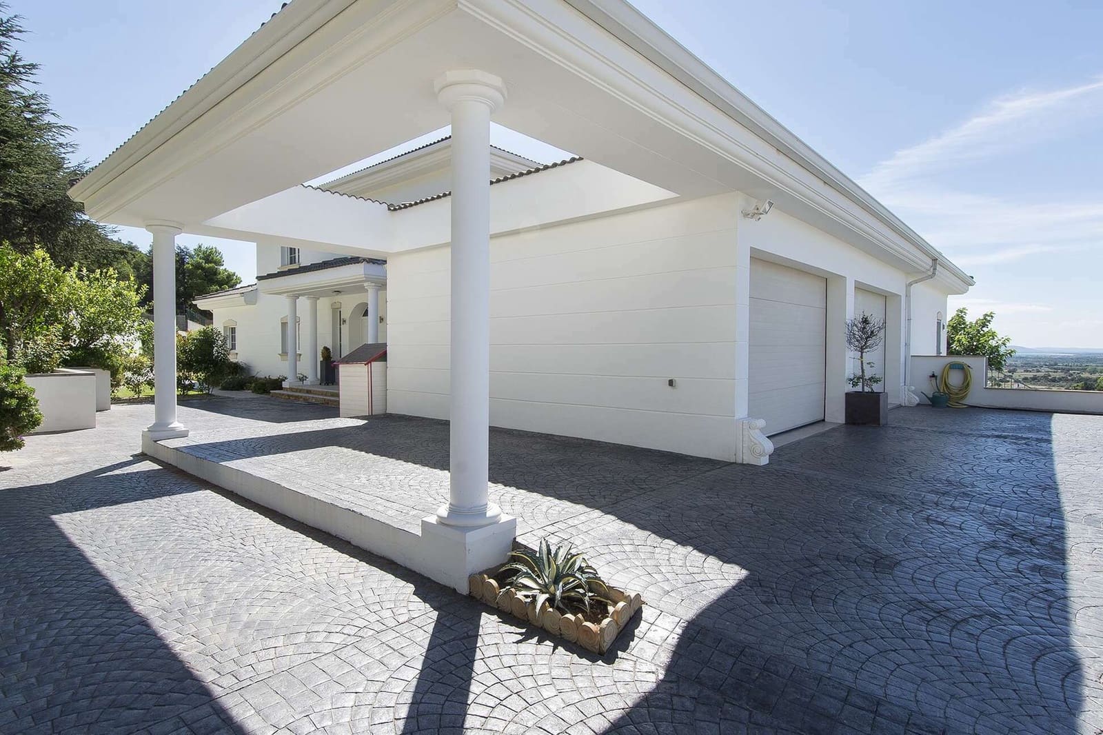 3 bedroom Villa for sale in Pau with pool garage - € 1,650,000 (Ref: 9759201)