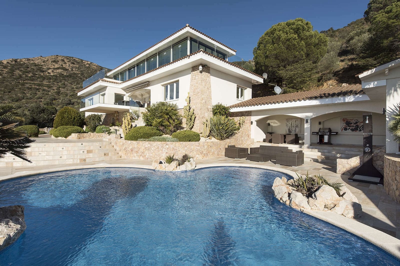 4 bedroom Villa for sale in Pau with pool garage - € 1,575,000 (Ref: 9759202)