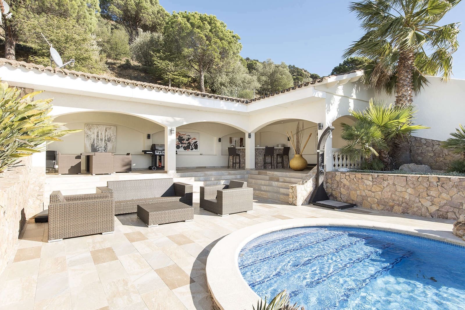 4 bedroom Villa for sale in Pau with pool garage - € 1,575,000 (Ref: 9759202)