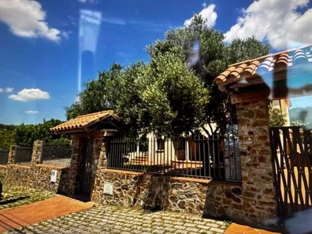 Chalet de 4 habitaciones en Roses en venta con piscina - 564.500 € (Ref: 9759204)