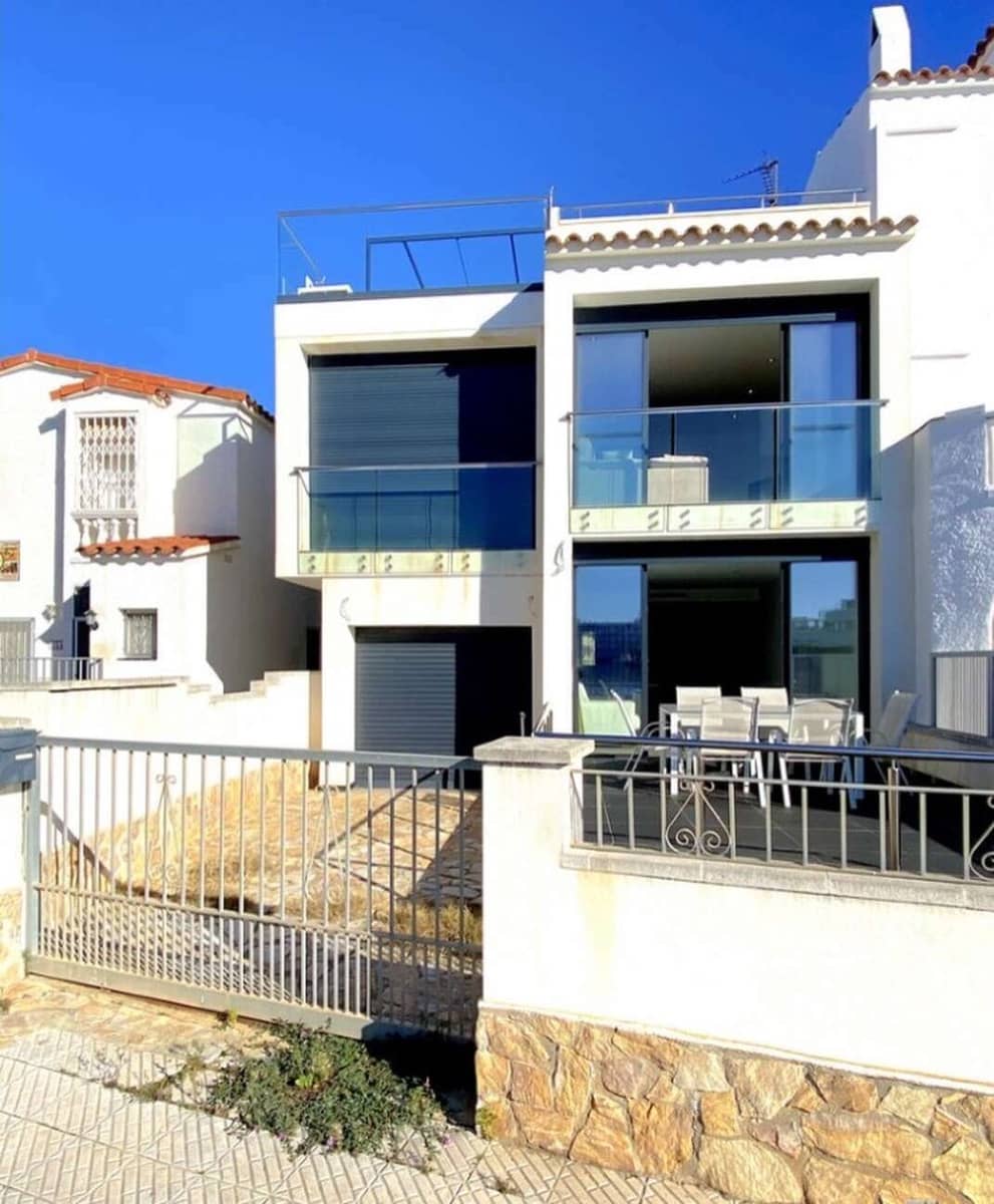 4 slaapkamer Villa te koop in Empuriabrava met garage - € 699.000 (Ref: 9759218)