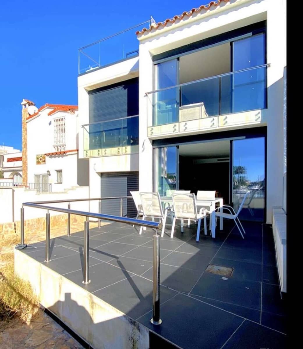 4 slaapkamer Villa te koop in Empuriabrava met garage - € 699.000 (Ref: 9759218)