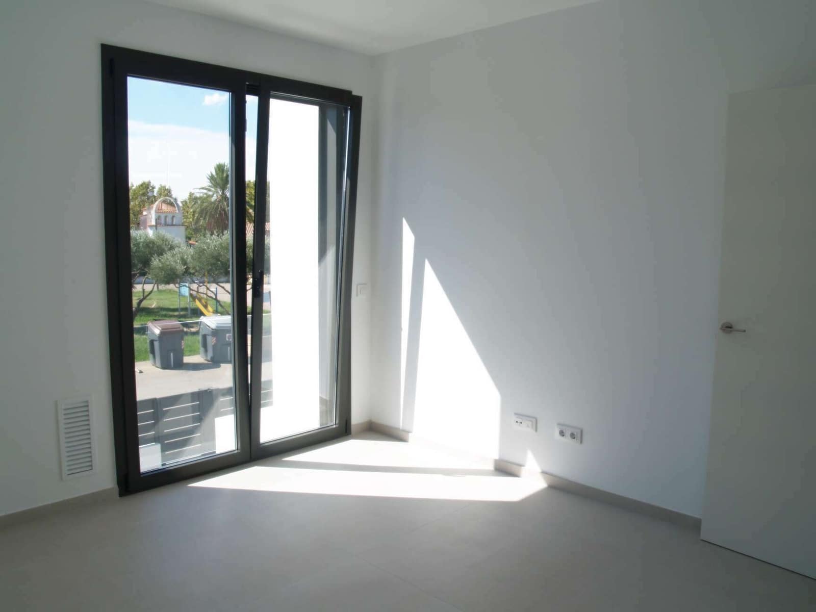 4 slaapkamer Villa te koop in Empuriabrava met zwembad garage - € 689.000 (Ref: 9759219)