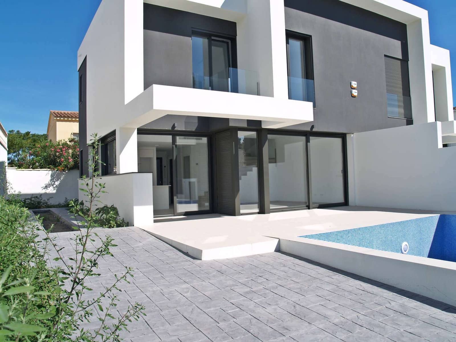 4 slaapkamer Villa te koop in Empuriabrava met zwembad garage - € 689.000 (Ref: 9759219)