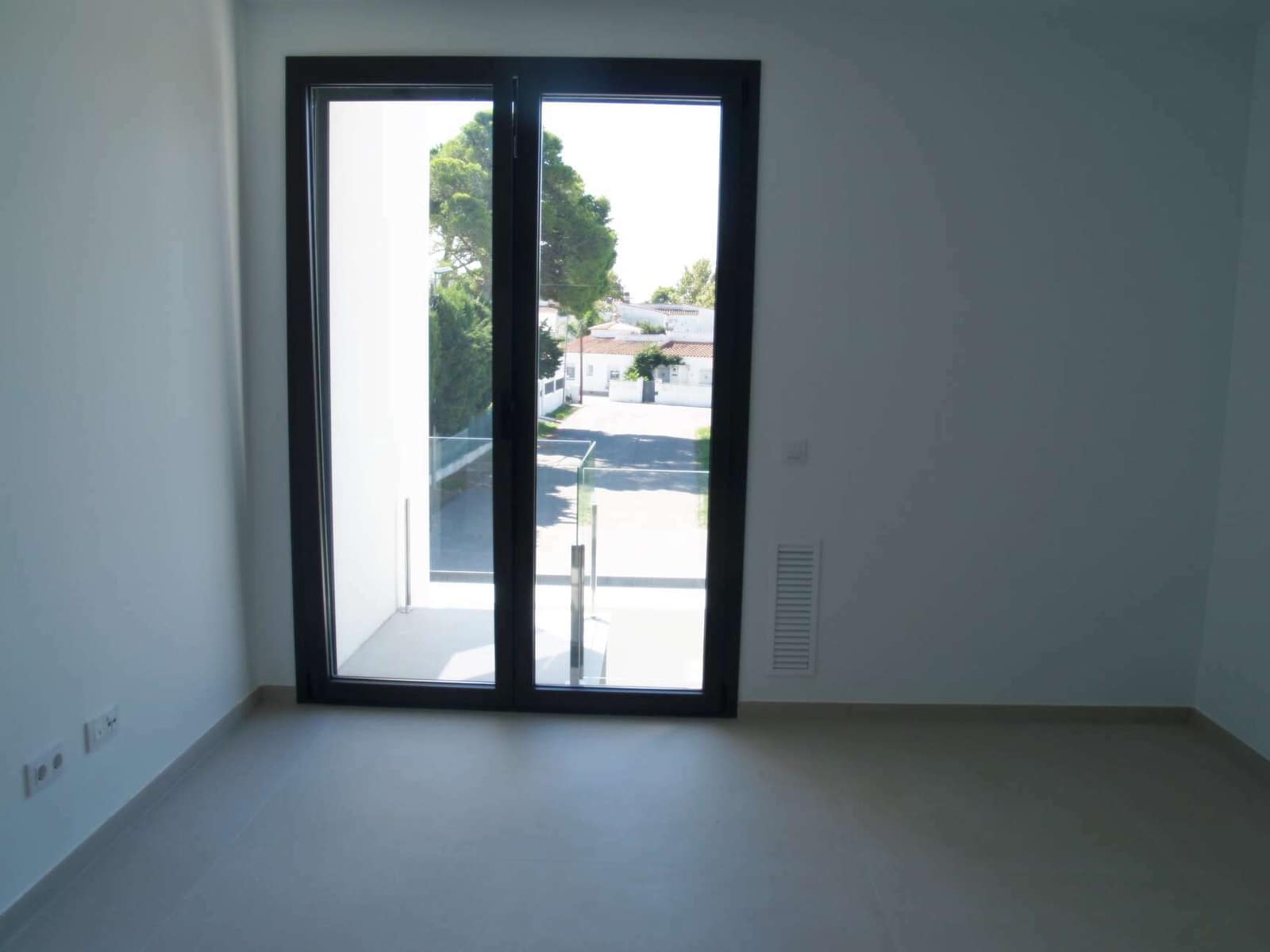 4 slaapkamer Villa te koop in Empuriabrava met zwembad garage - € 689.000 (Ref: 9759219)